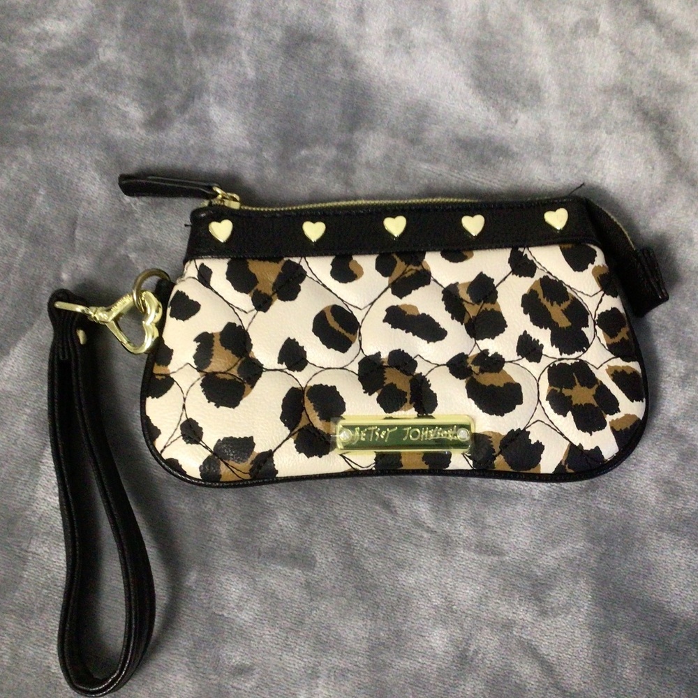 💐Betsey Johnson Quilted Hearts Leopard Print Wristlet Cream/Black/Brown